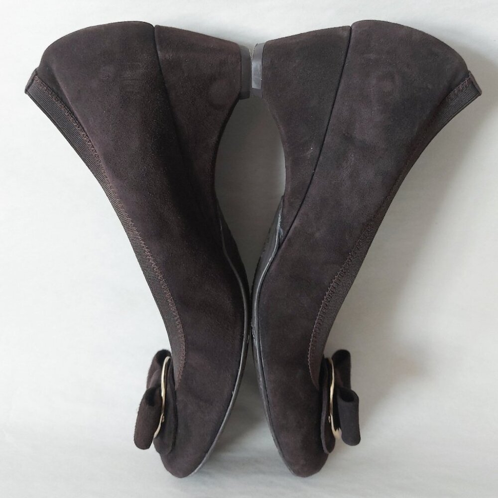 Stuart Weitzman Beaudelair Retro Suede Wedge Pump Size 8 Bow Low Heel Slip-on - Picture 8 of 13
